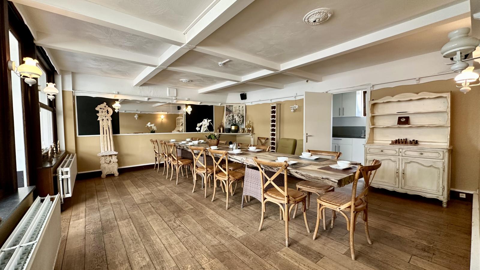Aux Berges du Lac-Dining room