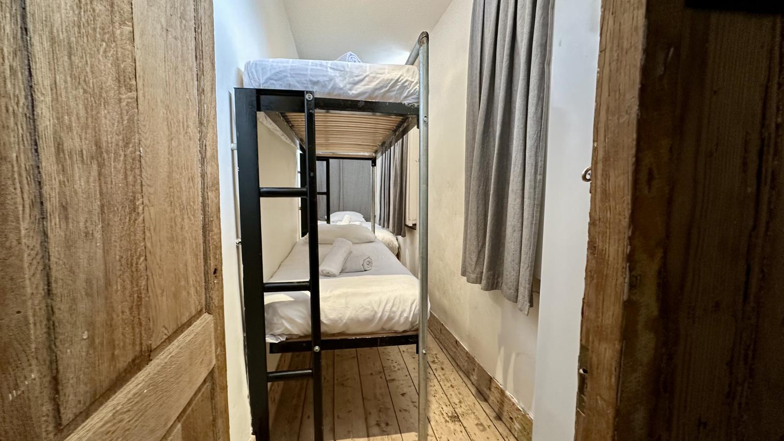 Le 140-Bedroom