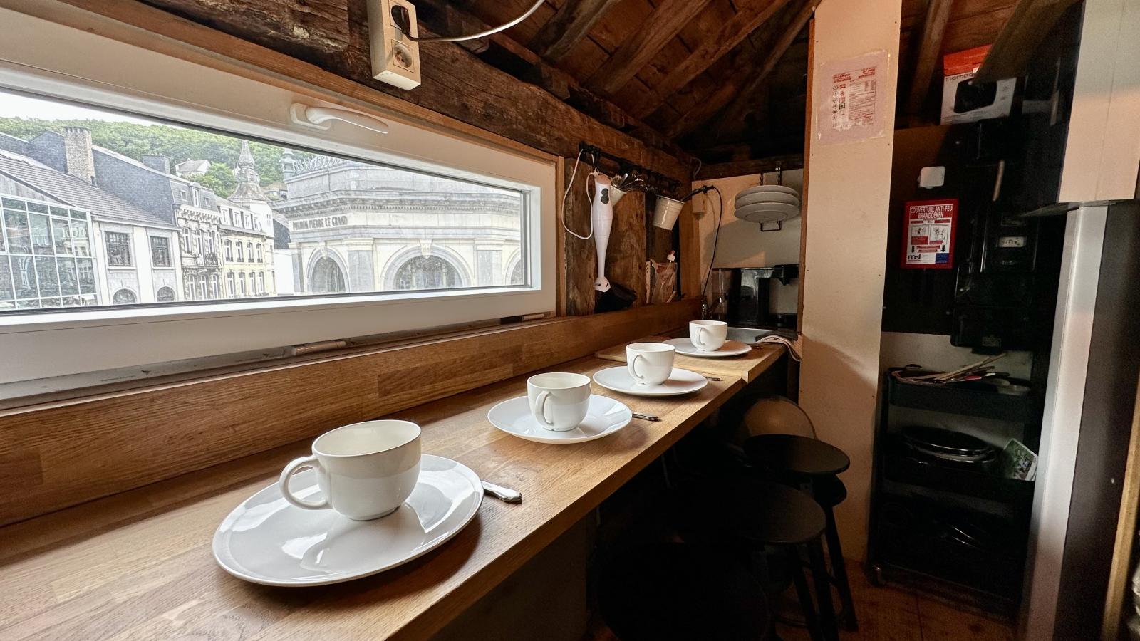 Le 140-Dining room