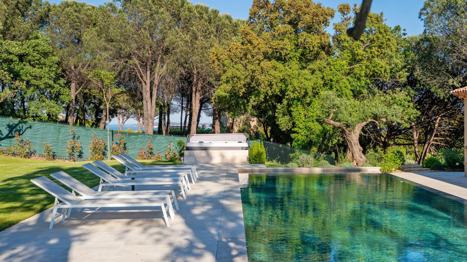 Vue Saint Tropez-Zwembad