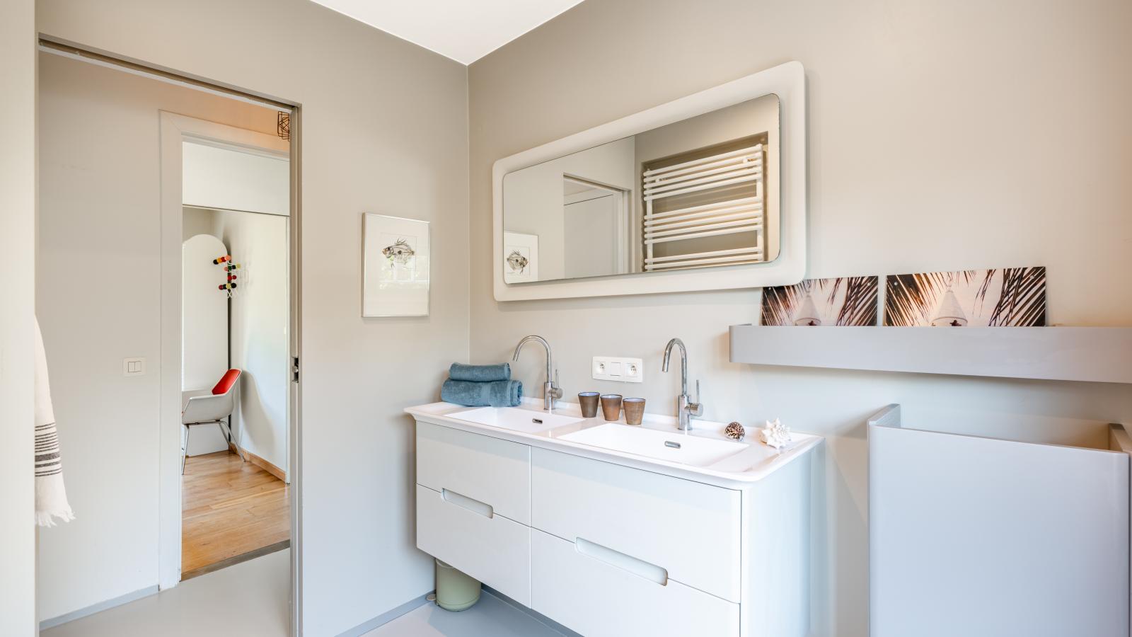 Rue de labbaye-Bathroom