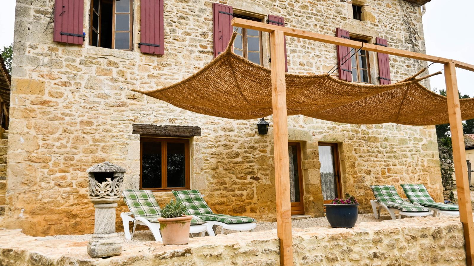 Maison du Mas dAmour-Buitenkant zomer