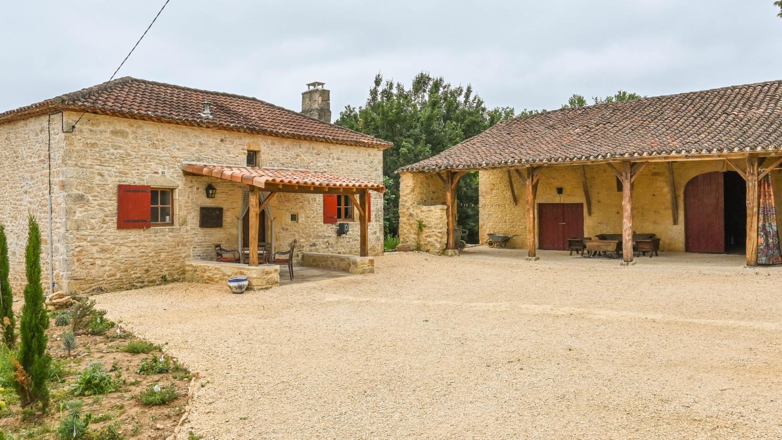 Maison du Mas dAmour-Buitenkant zomer