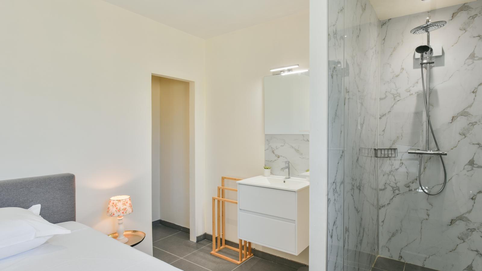 Lac Bleu nr 11 bij zwembad-Bathroom