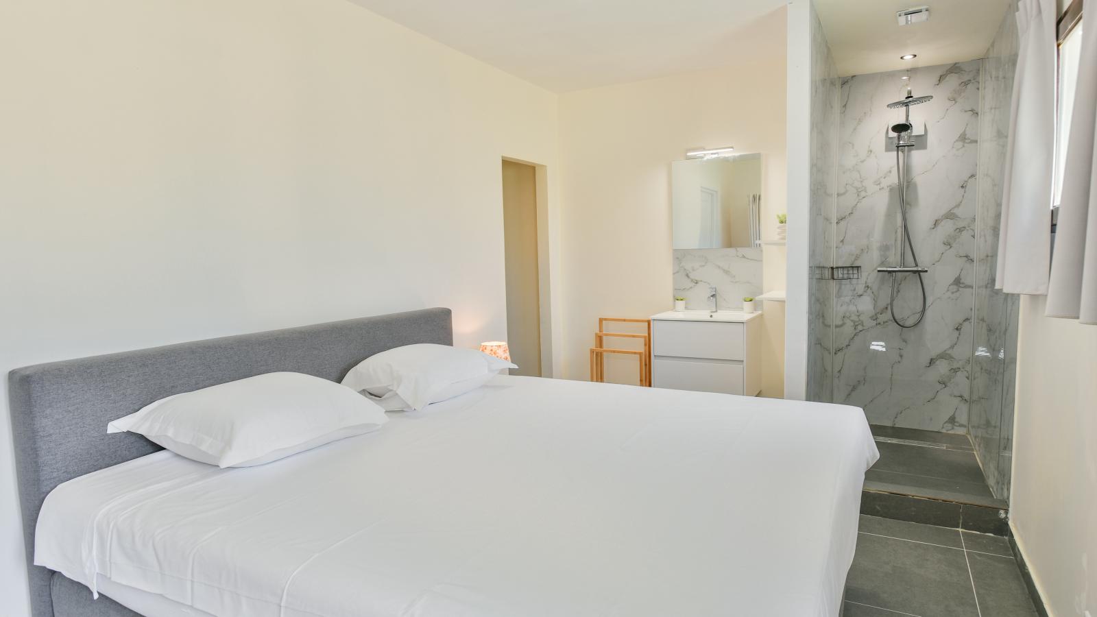 Lac Bleu nr 11 bij zwembad-Bedroom