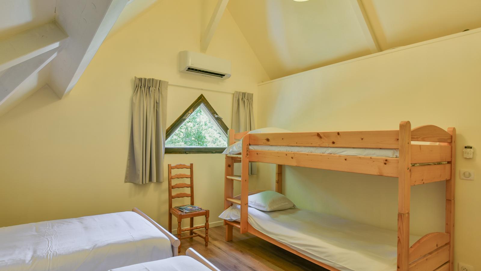 Lac Bleu nr 11 bij zwembad-Bedroom