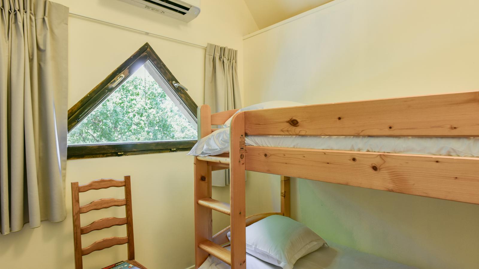 Lac Bleu nr 11 bij zwembad-Bedroom