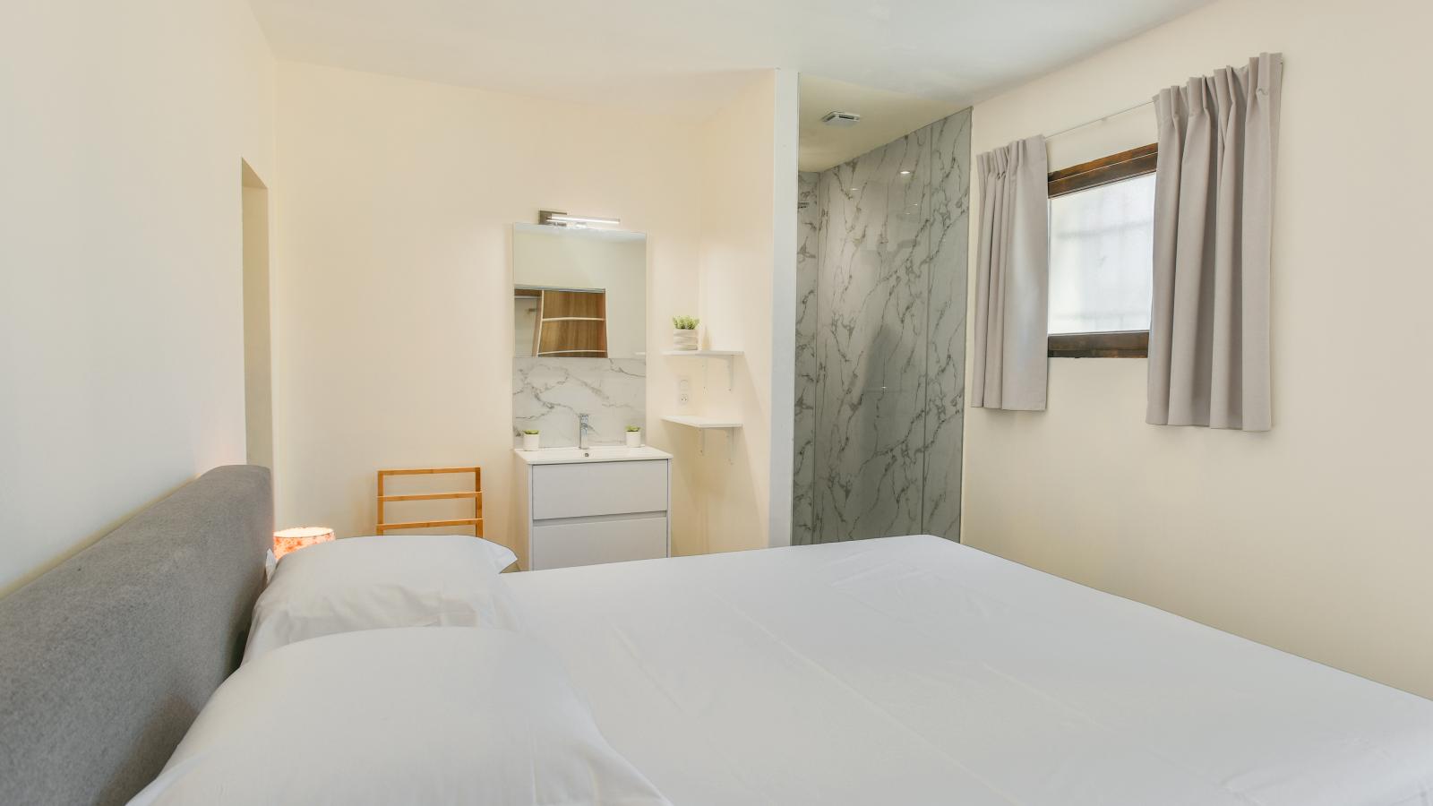 Lac Bleu nr 11 bij zwembad-Bedroom