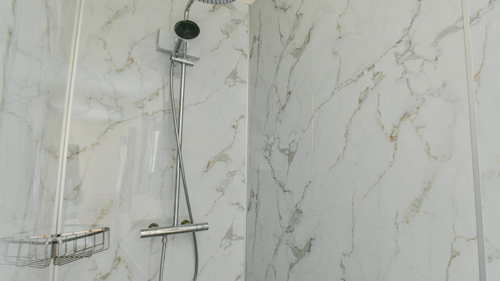Lac Bleu nr 11 bij zwembad-Bathroom