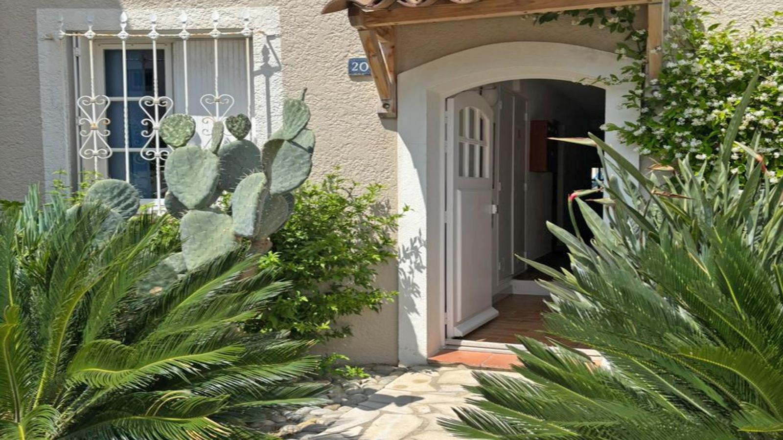 Maison Arlore-Exterior in summer