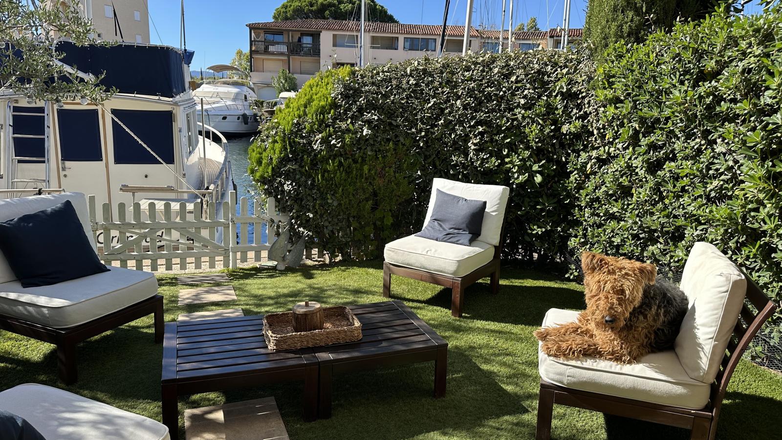 Maison Arlore-Gardens in summer