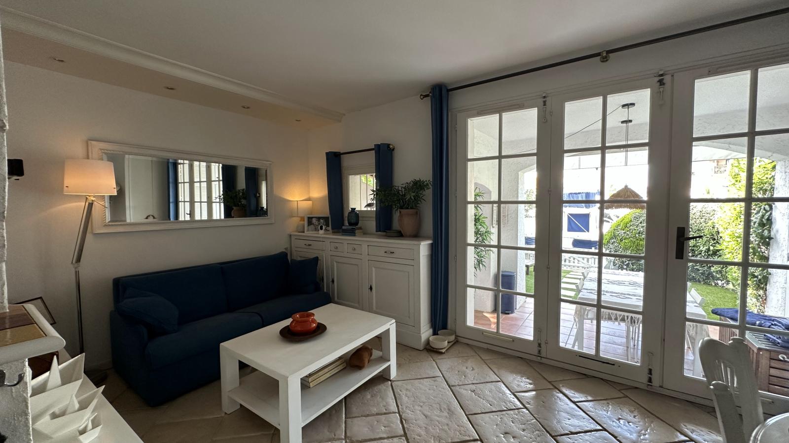 Maison Arlore-Living room
