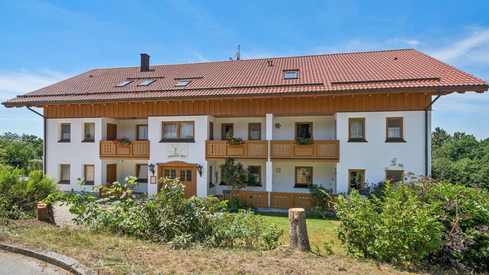 Hans - Exterior in summer