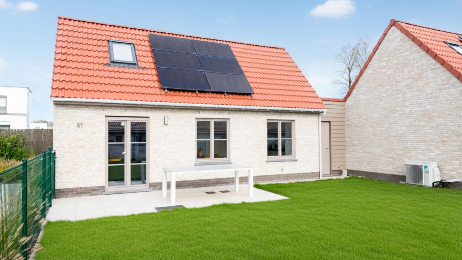 Westhinder I H81-Gardens in summer