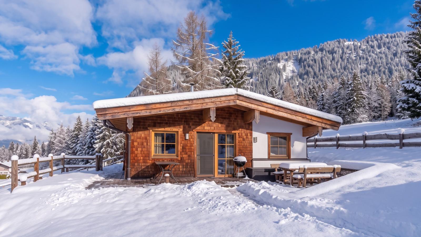 Schneeberghütte - Exterior in winter