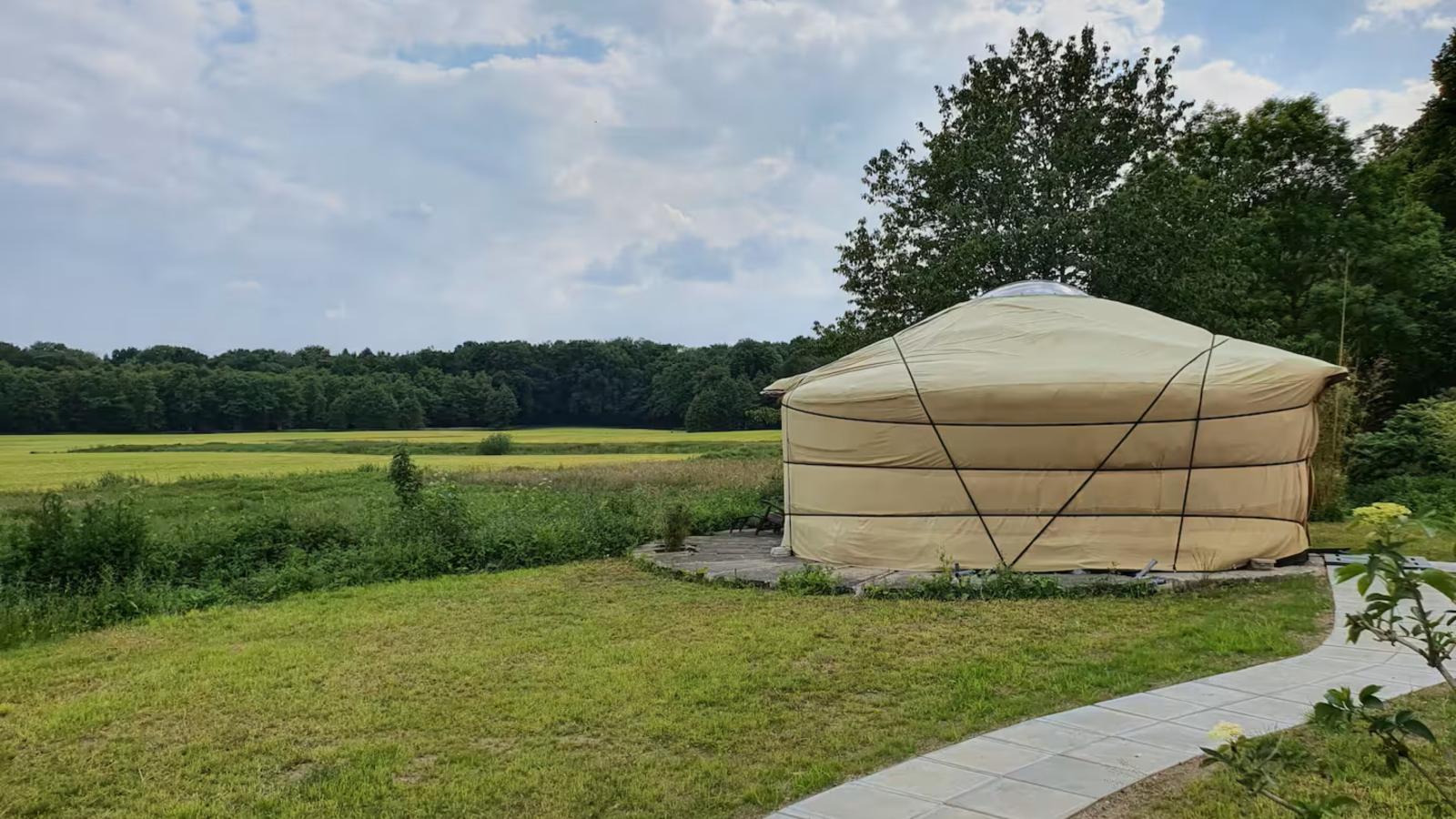 Glamour-Camping-Exterior in summer