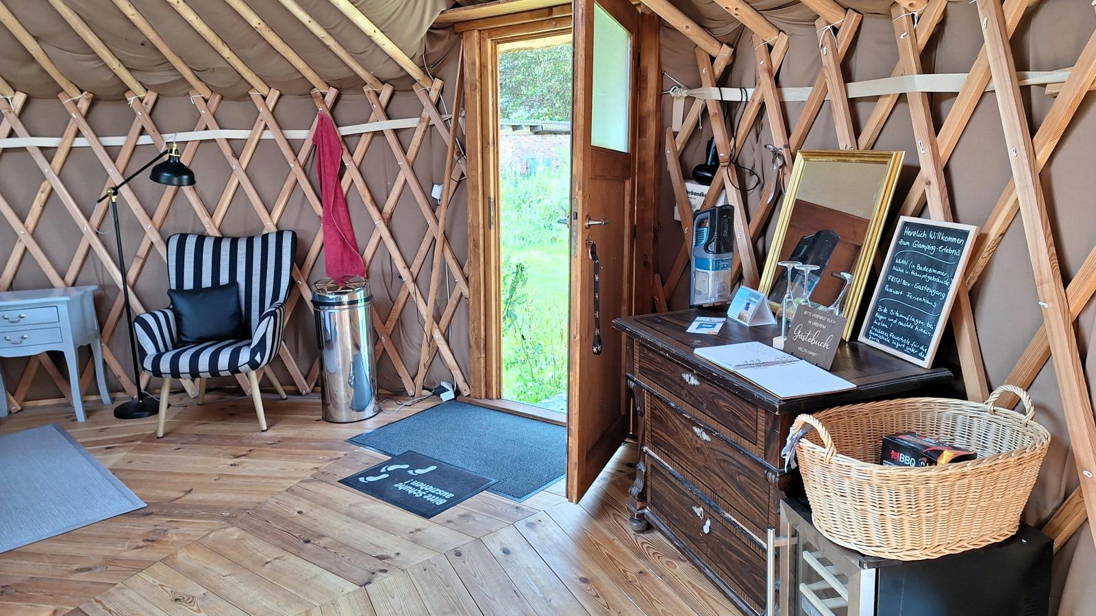 Glamour-Camping-Hall & reception