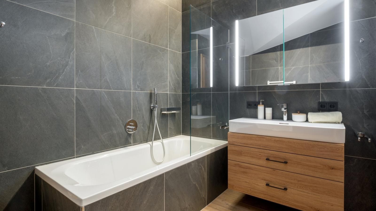 Luxury Central Kirchberg-Bathroom