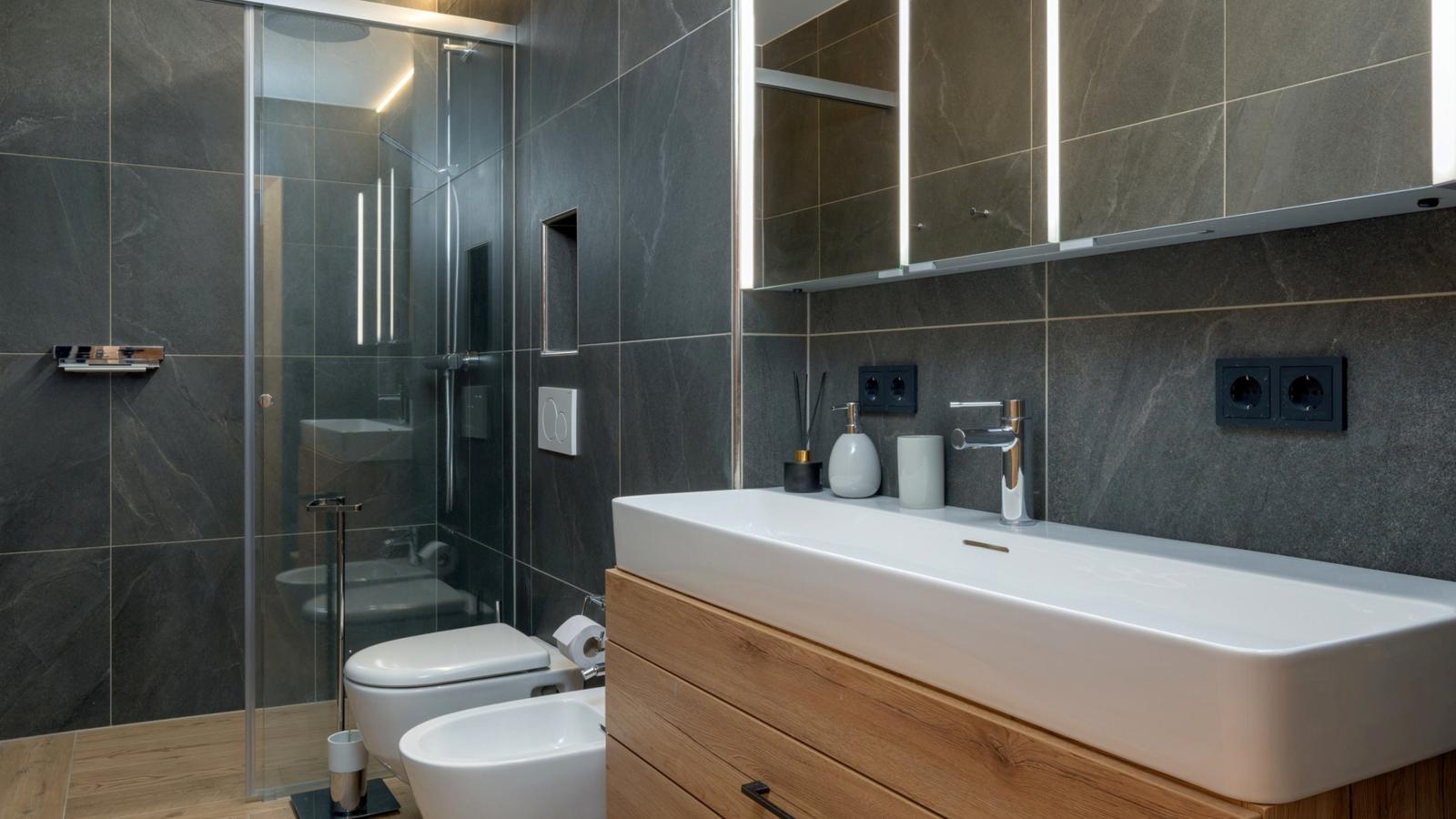 Luxury Central Kirchberg-Bathroom