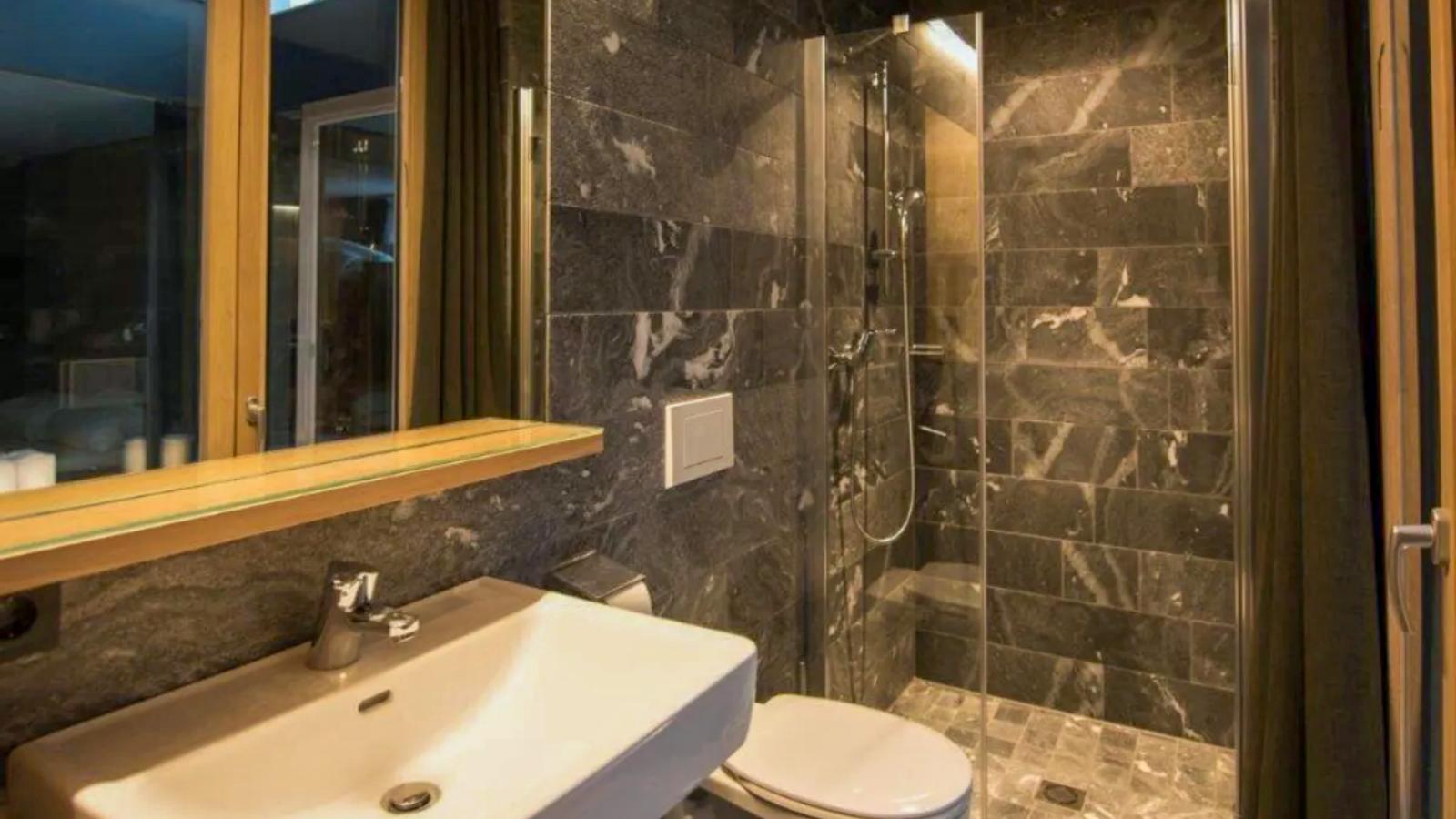 Smaragdresort Gipfelstürmer-Badkamer