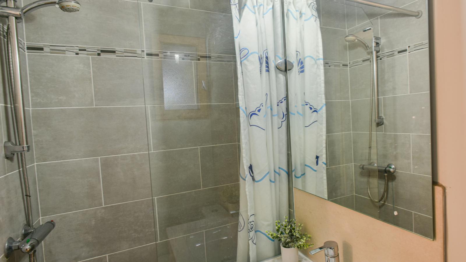 Lili-Bathroom