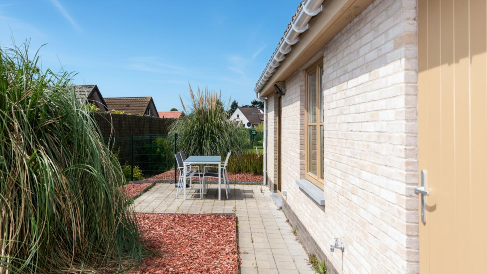 Westhinder I H19-Gardens in summer