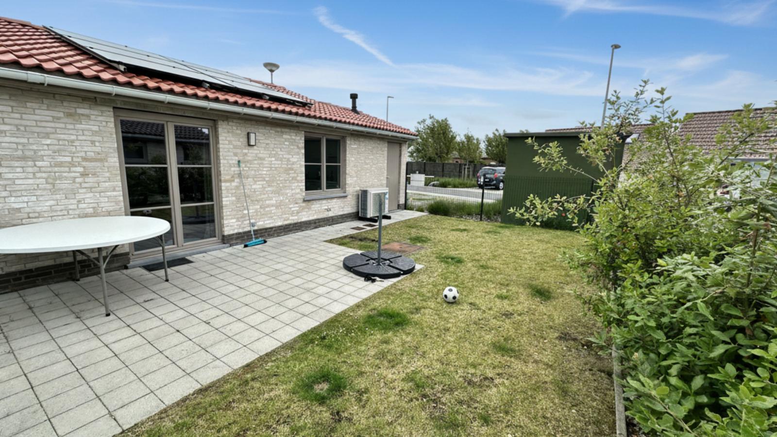 Westhinder I H95-Gardens in summer