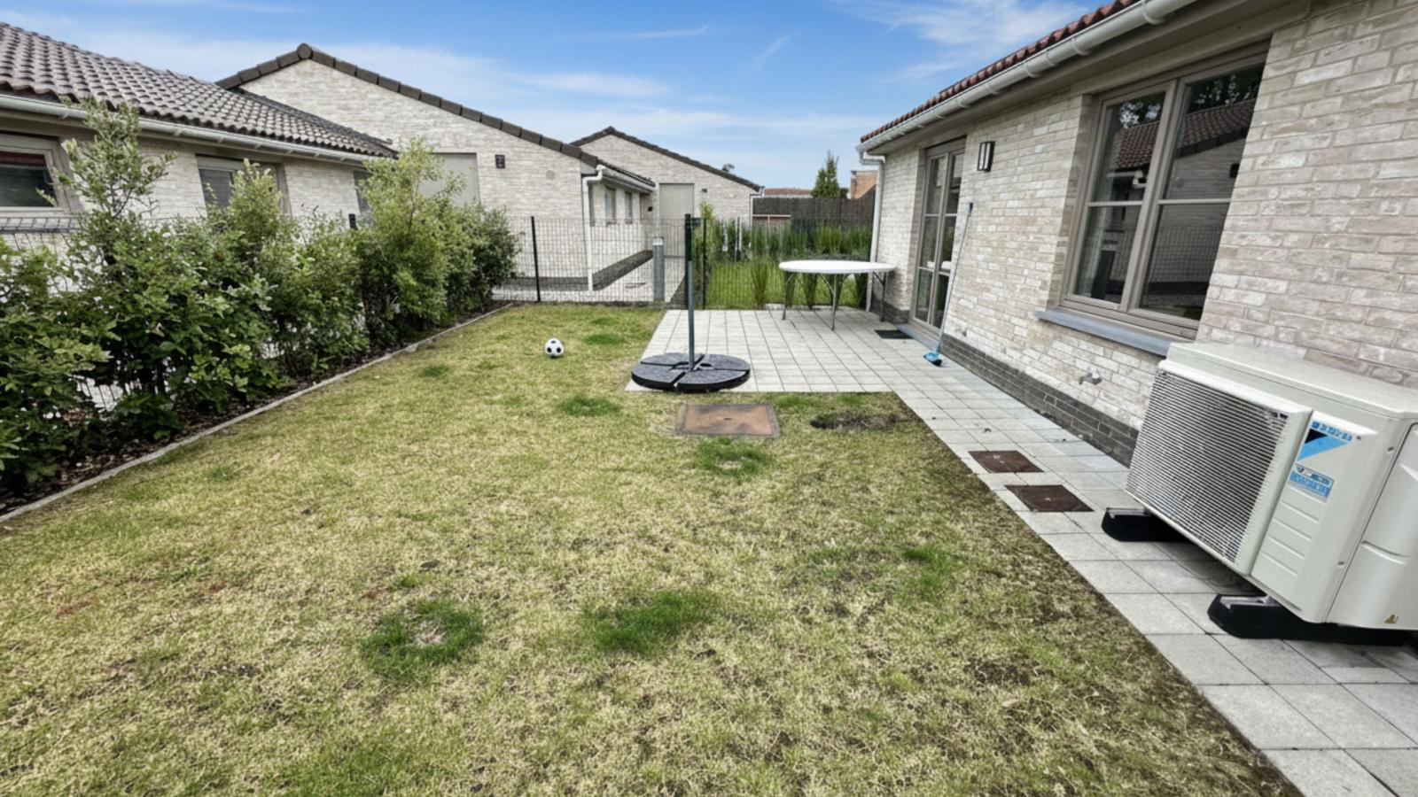 Westhinder I H95-Gardens in summer