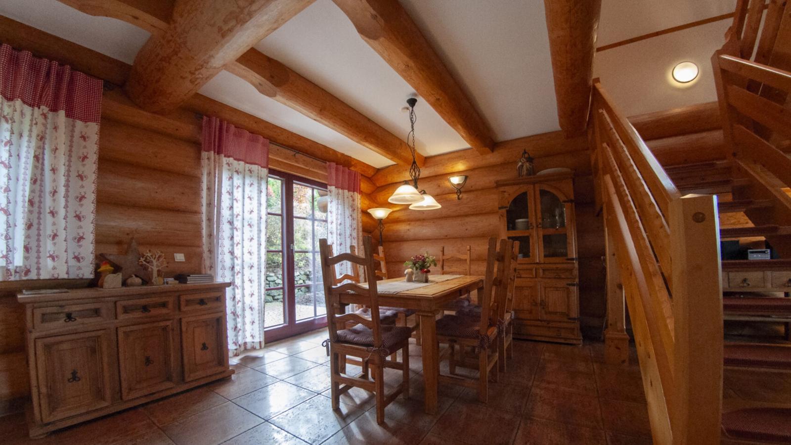 Naturstammhaus-Eetkamer