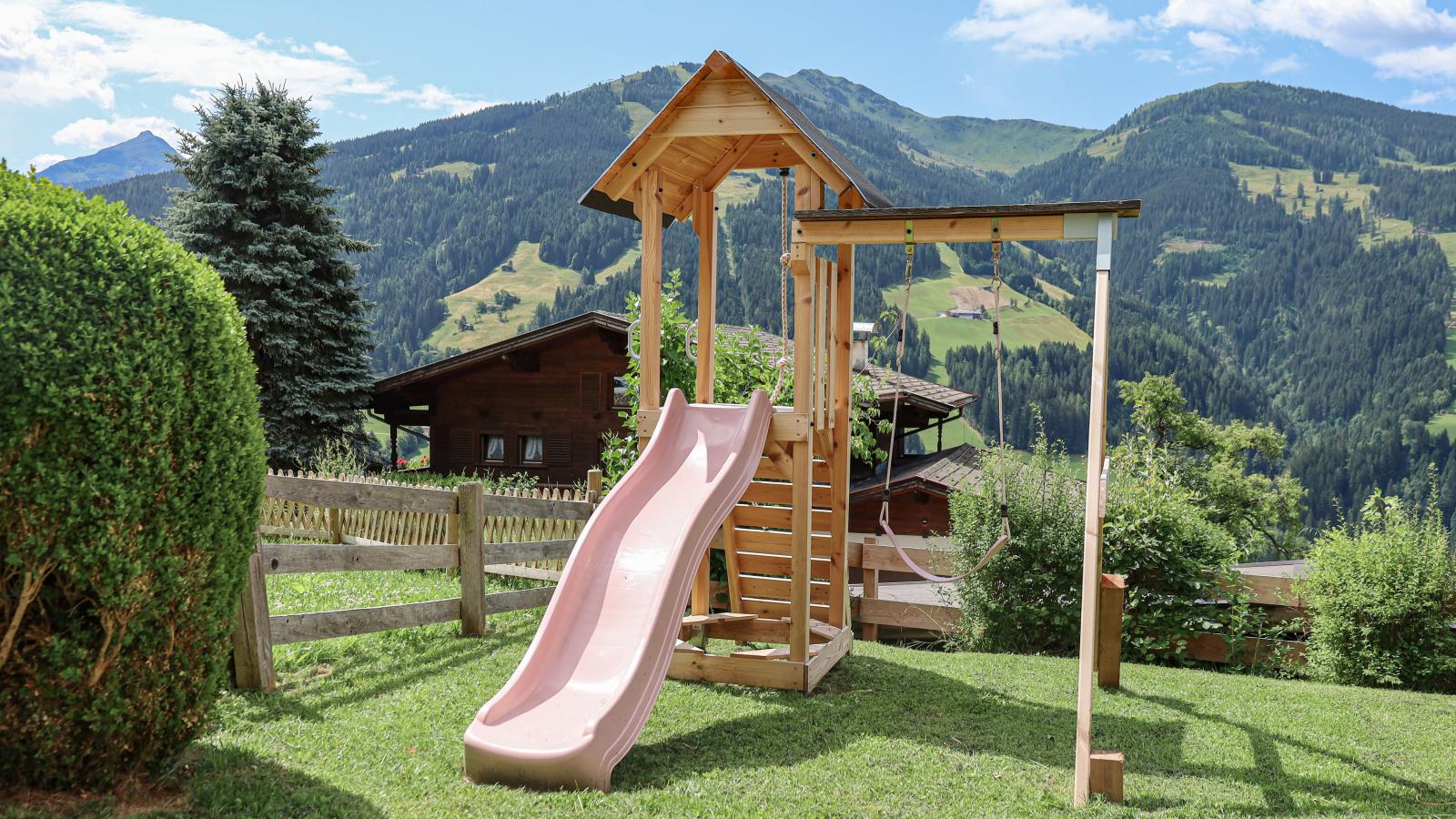 Tirola Hütte - Gardens in summer