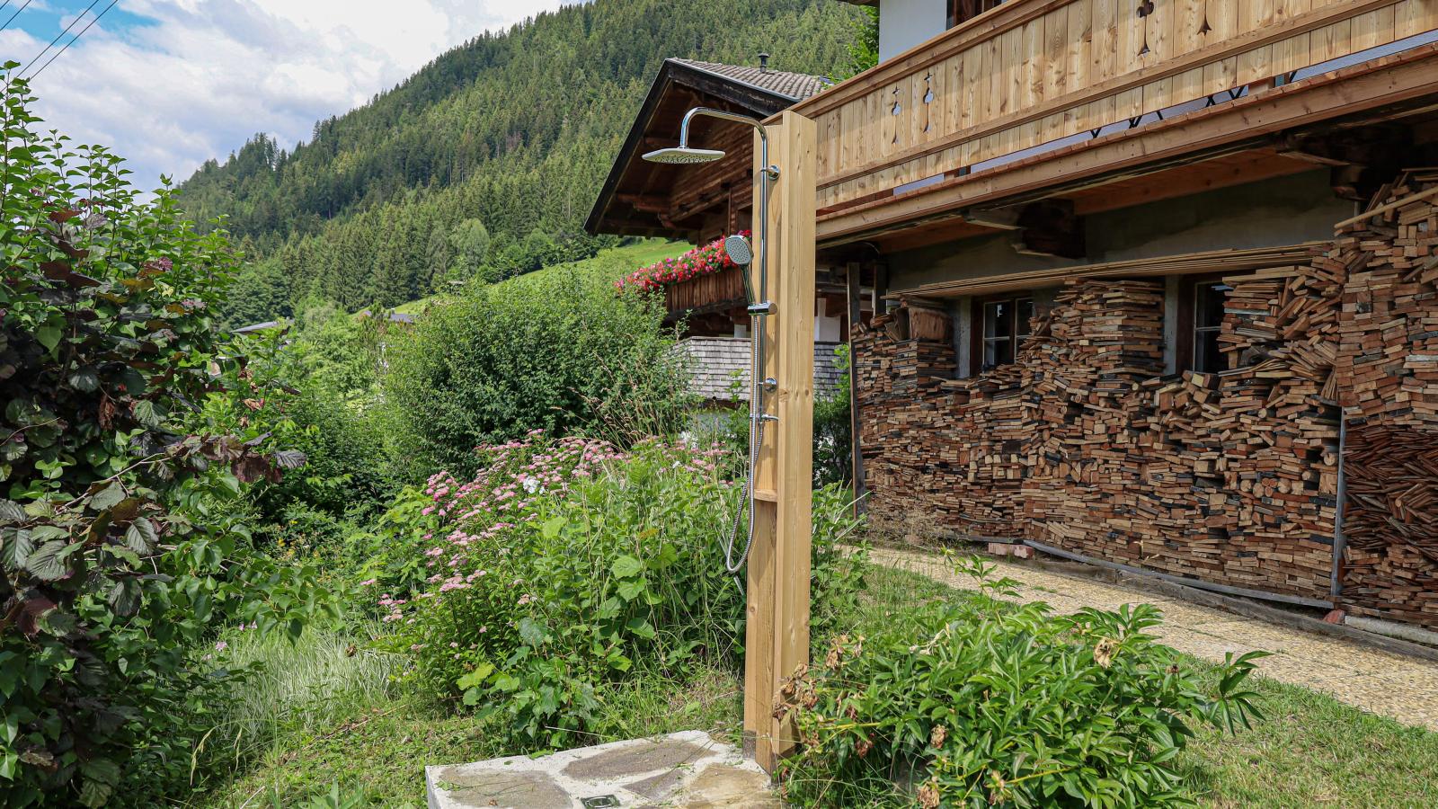 Tirola Hütte - Gardens in summer