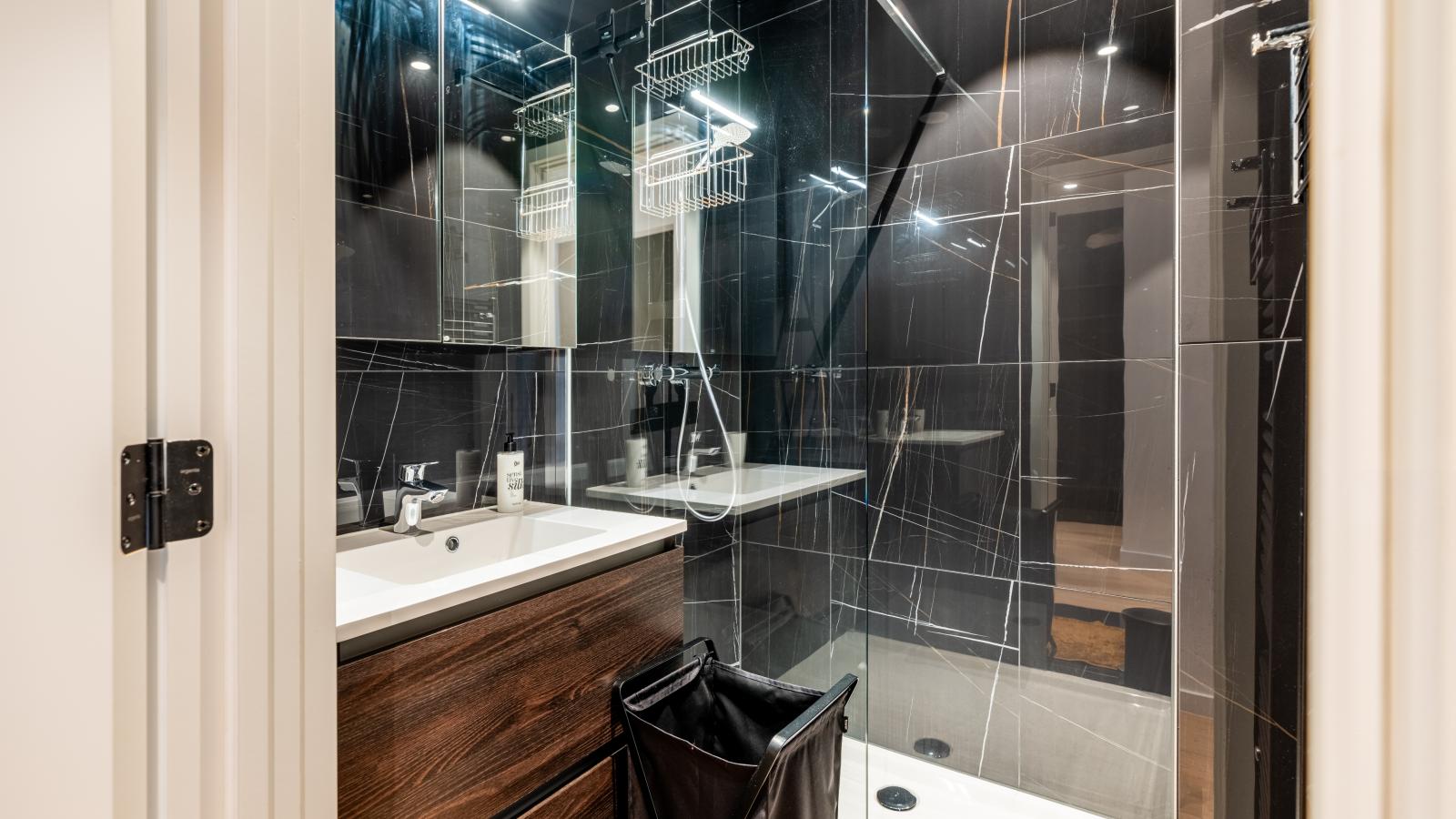 Ferrel eerste-Badezimmer