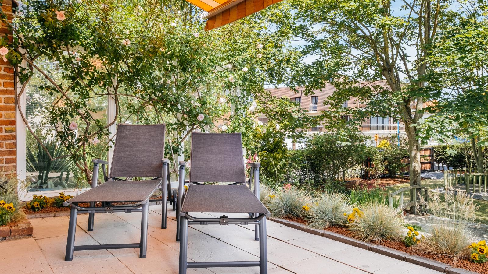 Porpoises-Terrace balcony