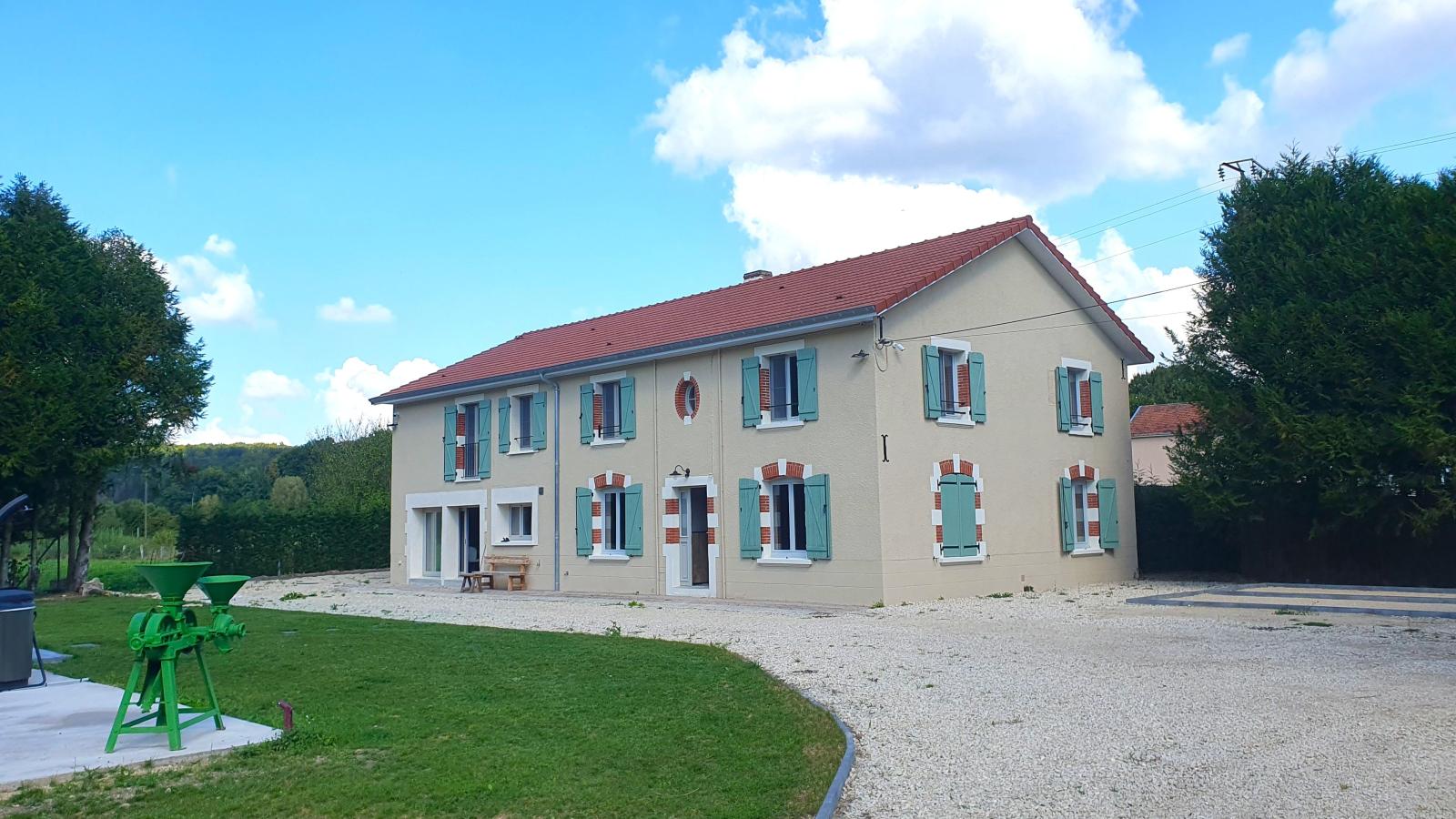 Le Moulin de Lachalade-Exterior in summer