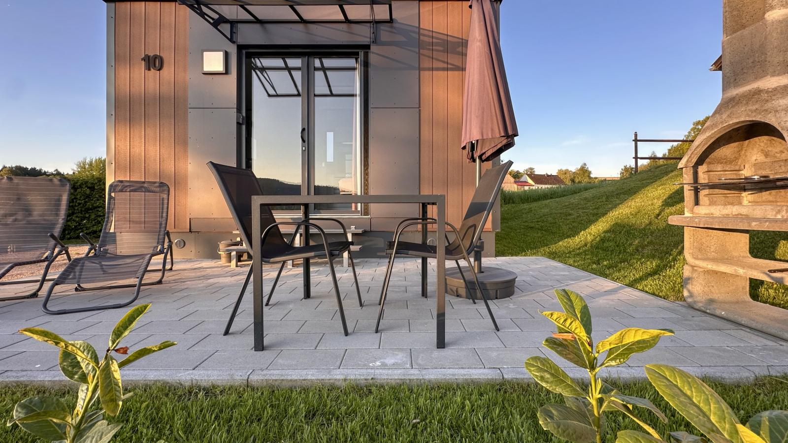 Feriendorf Seeblick - Tiny Chalet Nr 10-Buitenkant zomer