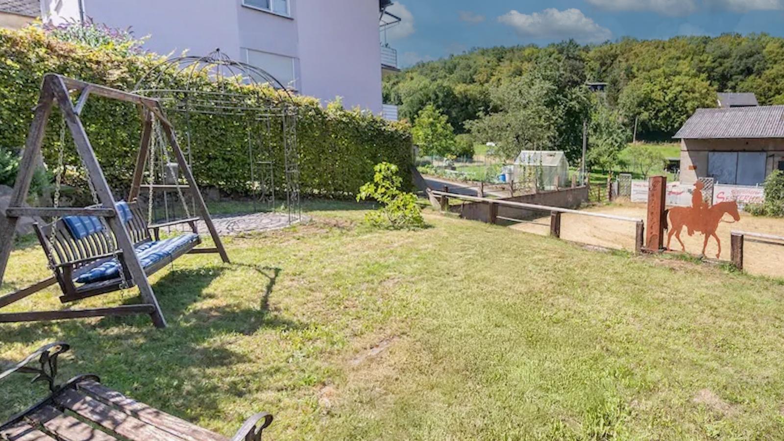 Harreshof-Gardens in summer