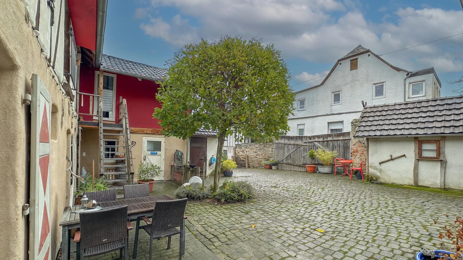 Harreshof-Gardens in summer