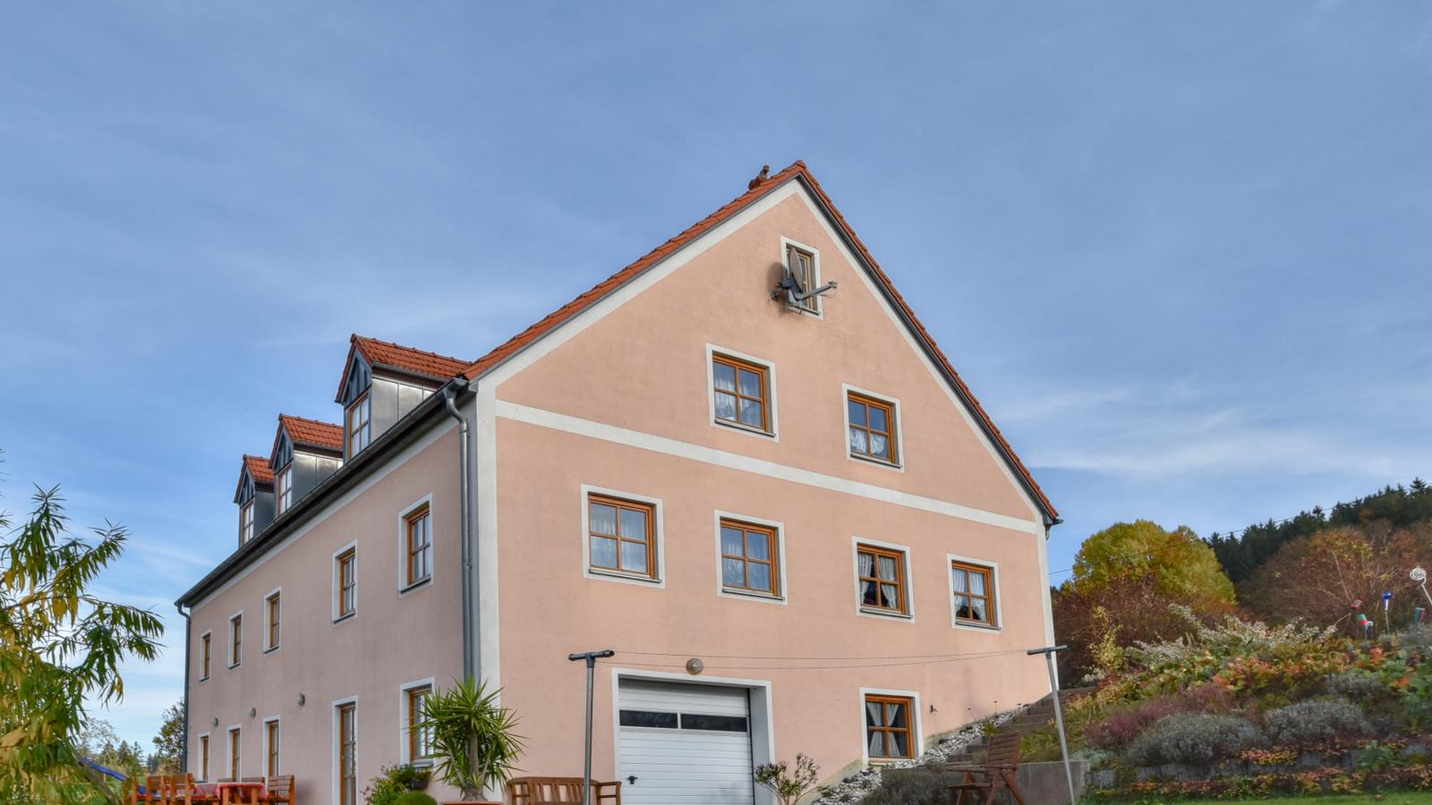 Blumenhof-Exterior in summer