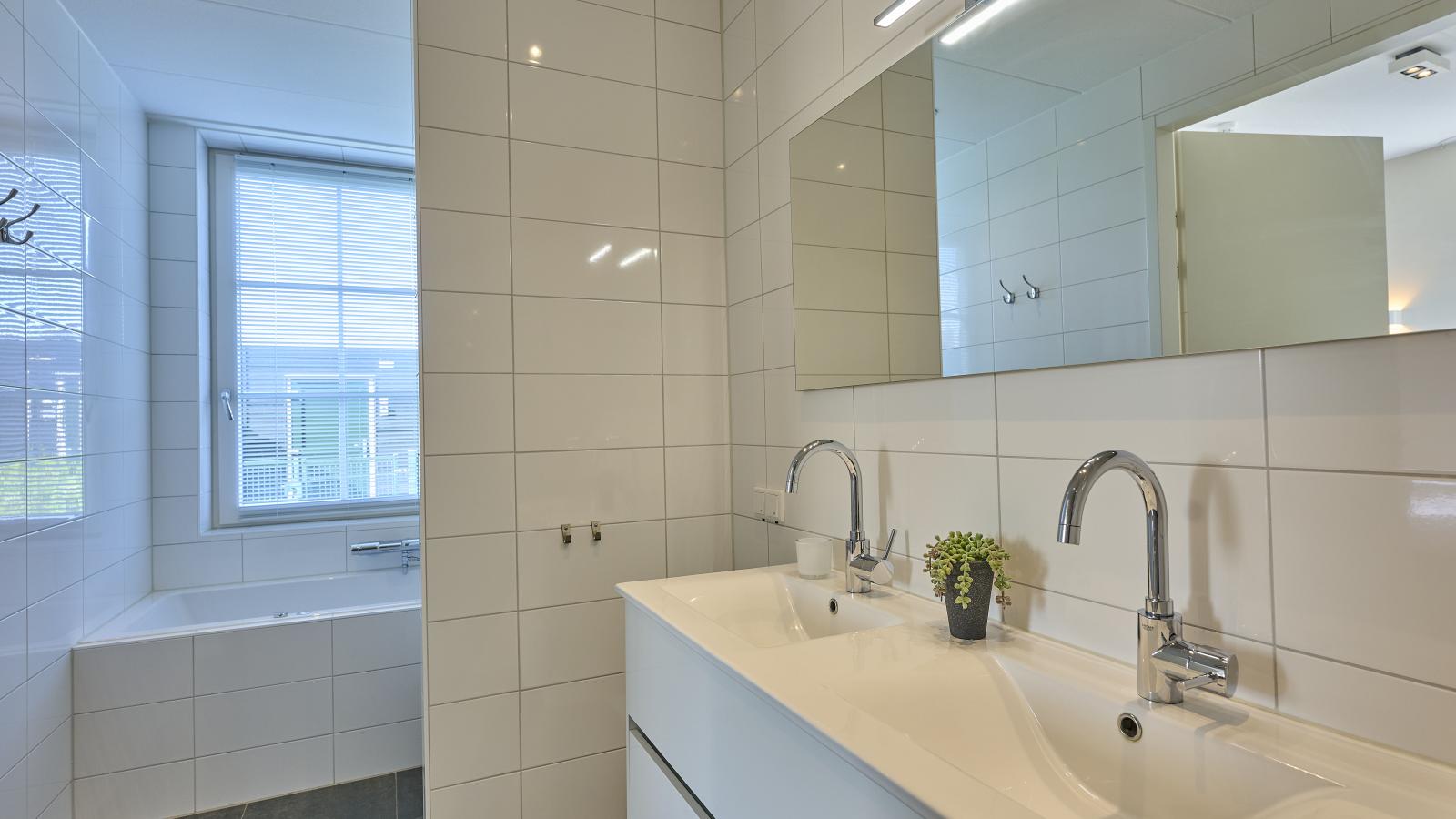 SeaLuxe Residence 27C-Badkamer