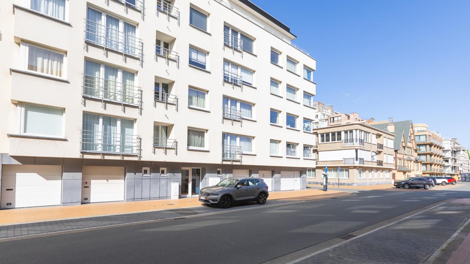 Con Amore - 0403-Outdoor