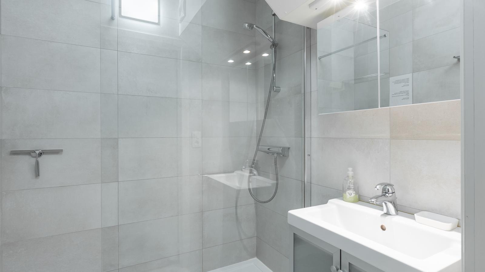 Con Amore - 0403-Bathroom