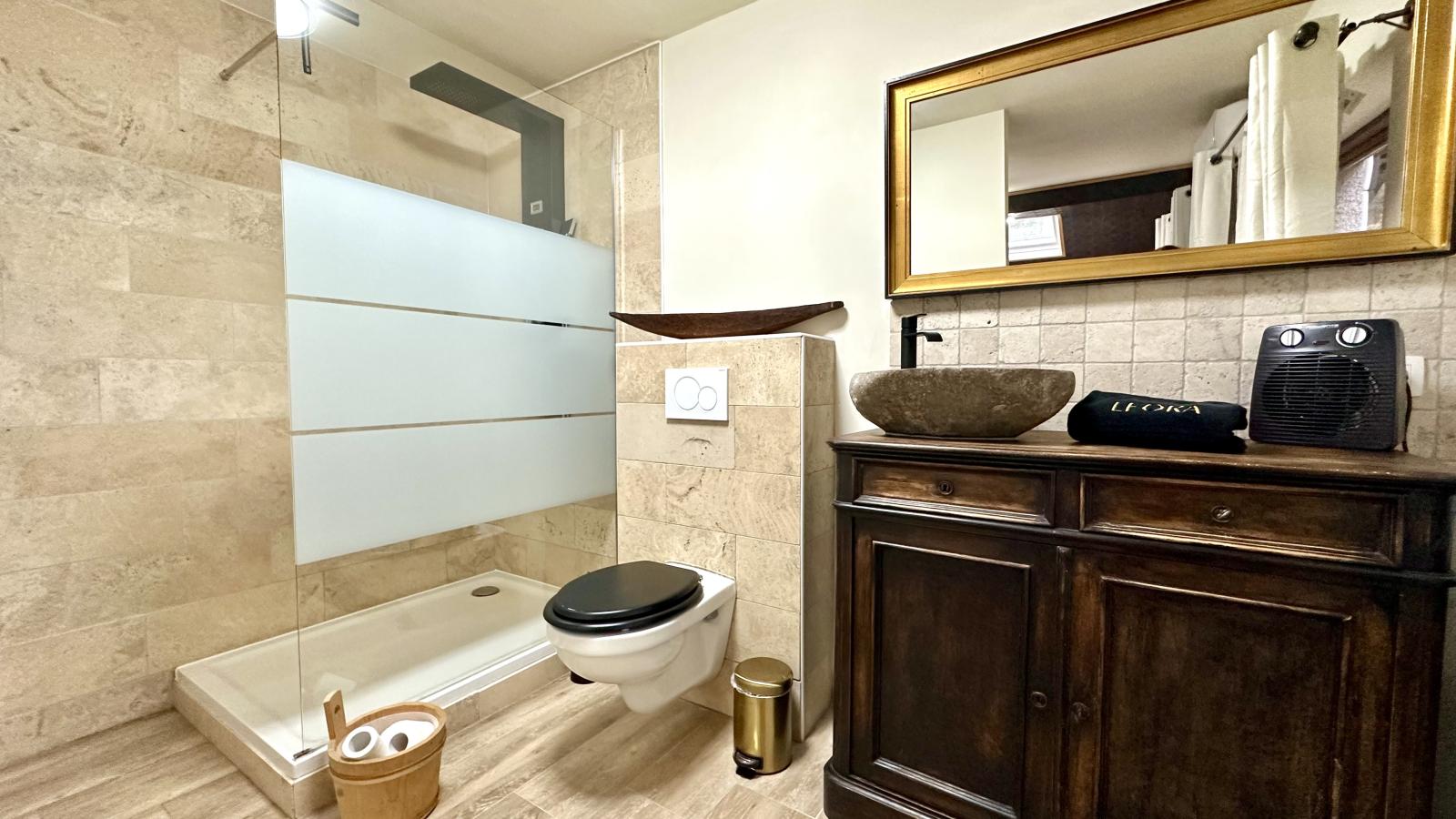 Léora Cosy-Bathroom