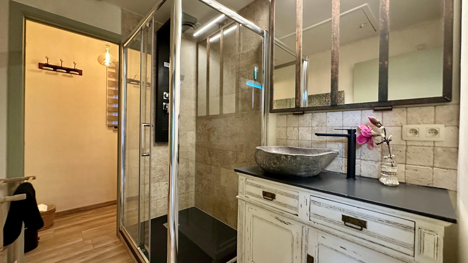 Léora Cosy-Bathroom