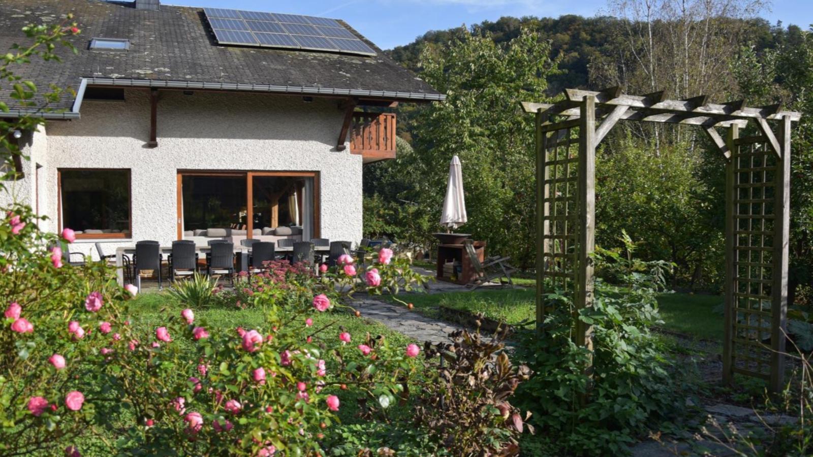 Léora Cosy-Exterior in summer