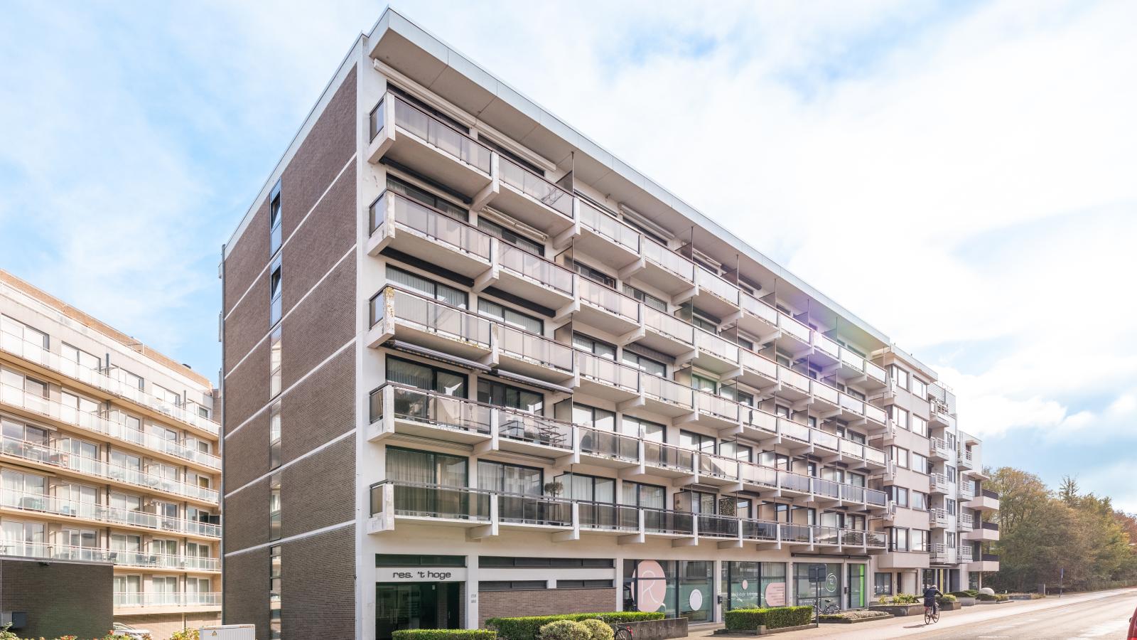 En Amoureux-Exterior in summer