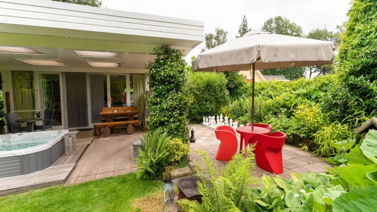 Wellnesshuisje Engelse Tuin-Gardens in summer