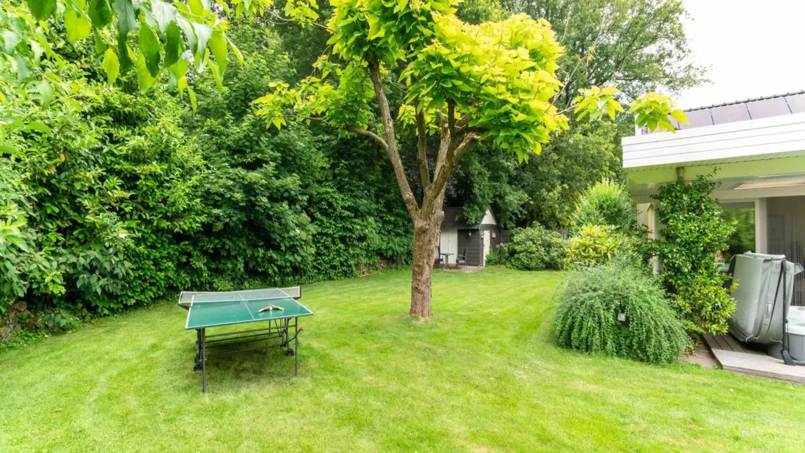 Wellnesshuisje Engelse Tuin-Gardens in summer