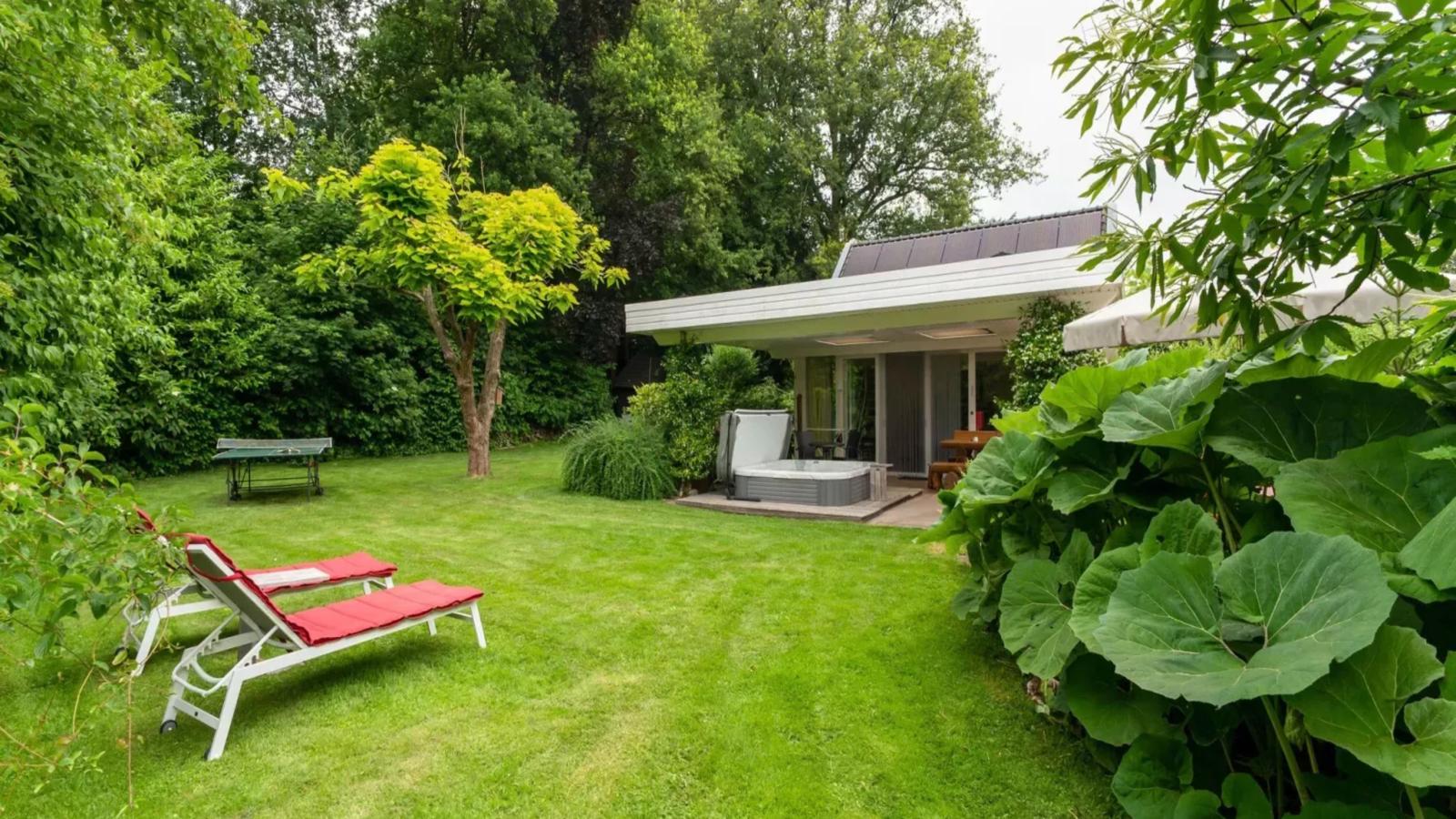 Wellnesshuisje Engelse Tuin-Gardens in summer