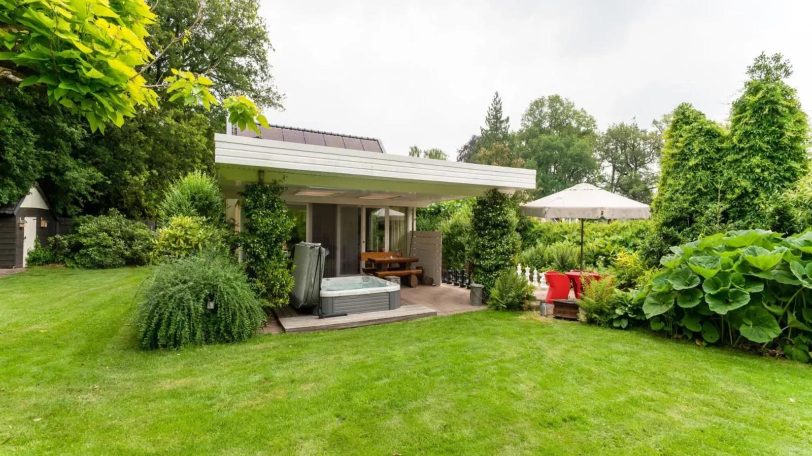 Wellnesshuisje Engelse Tuin-Exterior in summer