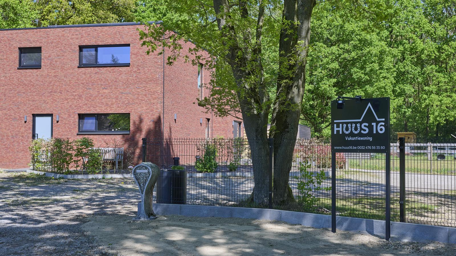 Huus 16 - Buitenkant zomer